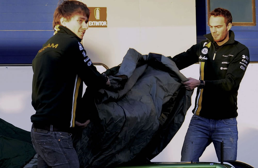 El piloto holandés Guido Van der Garde (d) y el francés Charles Pic del equipo Caterham descubren el coche. Foto: EFE