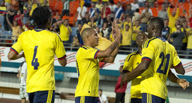 Jackson Martínez (d) celebra con sus compañeros después de anotar contra Guatemala. Foto: EFE