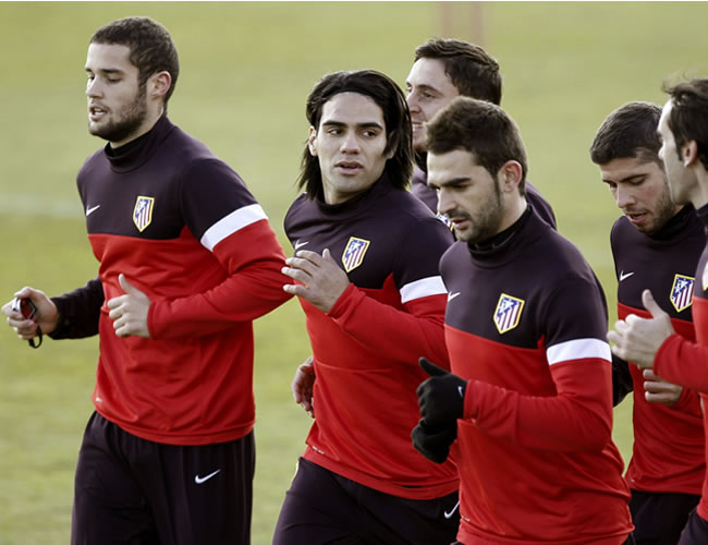 El goleador colombiano Falcao García (c) entrena con sus compañeros del Atlético de Madrid. Foto: EFE