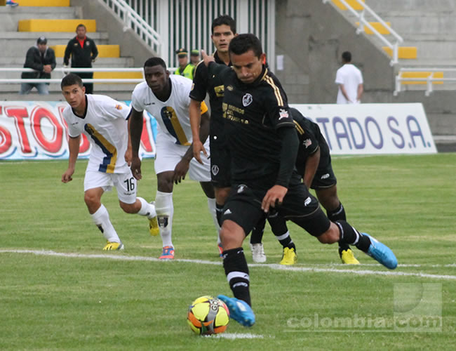 Francisco Delgado anota un gol de penal para Fortaleza. Foto: Interlatin