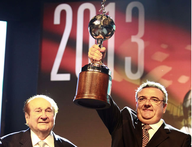 El presidente de la Conmebol, Nicolás Leoz (i); y su homólogo de Corinthians, Mario Gobi (d) posan con el trofeo de la Copa Libertadores. Foto: EFE