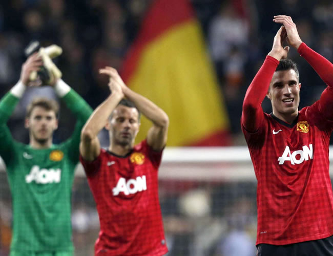 1  Los jugadores del Manchester United, Robin Van Persie, Ryan Giggs y David De Gea, aplauden a los aficionados ingleses a la finalización del encuentro. Foto: EFE