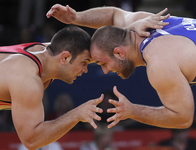 Combate entre dos luchadores, el iraní Komeil Ghasemi (izq) y el estadounidense Tervel Ivaylov Dlagnev. Foto: EFE