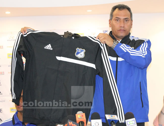 El técnico de Millonarios, Hernán Torres, presenta la chaqueta oficial del equipo. Foto: Interlatin