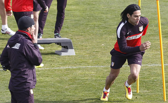 Diego Simeone, observa al jugador colombiano Radamel Falcao durante el entrenamiento. Foto: EFE