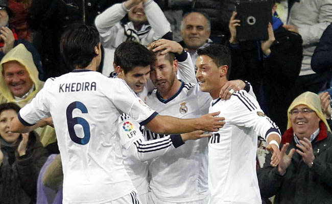 El defensa del Real Madrid Sergio Ramos (2d) celebra con sus compañeros Alvaro Morata (2i) Sami Khedira (i) y Mesut Ozil la consecución del segundo gol de su equipo ante el Rayo Vallecano. Foto: EFE