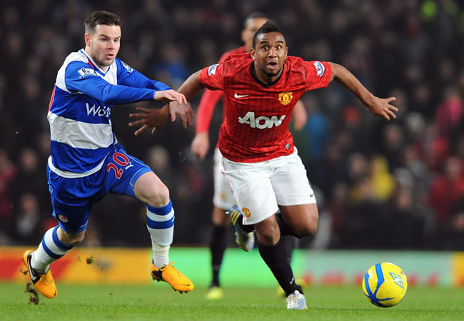 Anderson (d) del Manchester United disputa un balón con Danny Guthrie del Reading. Foto: EFE