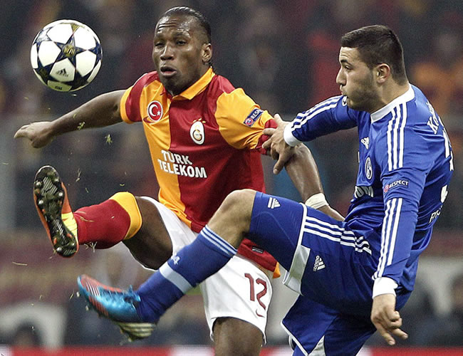 Didier Drogba (i) disputa el balón con Sead Kolasinac (d) del Schalke. Foto: EFE