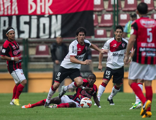 El jugador del Newell´s Old Boys Pérez (arriba), disputa el balón con Suano (abajo) del Club Deportivo Lara. Foto: EFE