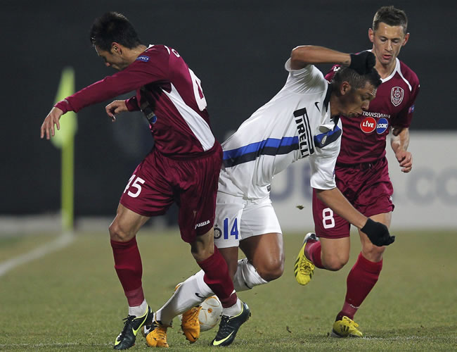 El centrocampista colombiano  Fredy Guarín (c) lucha por el balón con el defensa rumano Laszlo Sepsi (d) y el portugués "Camora" (i) del CFR Cluj. Foto: EFE