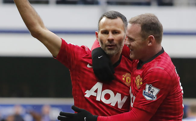 Los jugadores Ryan Giggs y Wayne Rooney del Manchester United celebra el gol ante Queens Park Rangers. Foto: EFE