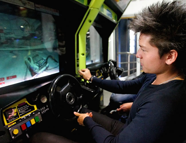 El piloto colombiano Sebastián Saavedra conduce un videojuego. Foto: EFE