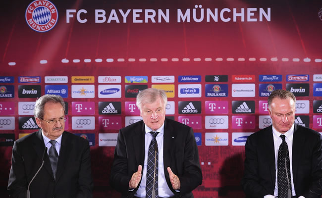 El alcalde de Múnich, Christian Ude (izda), el presidente de Baviera, Horst Seehofer (c), y el director del Bayern Múnich, Karl-Heinz Rummenigge. Foto: EFE