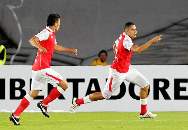 El jugador de Santa Fe John Valencia (d) celebra su gol contra Deportes Tolima en la Copa Libertadores. Foto: EFE