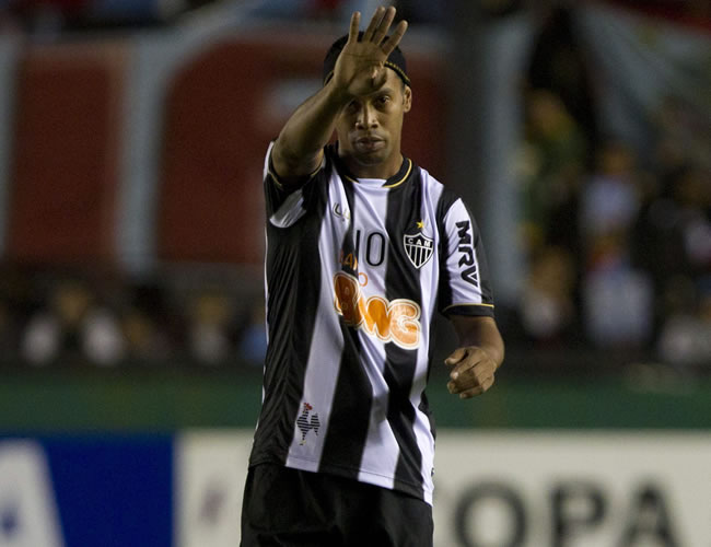 El jugador Ronaldinho de Atletico Mineiro de Brasil gesticula en el partido ante Arsenal de Argentina. Foto: EFE