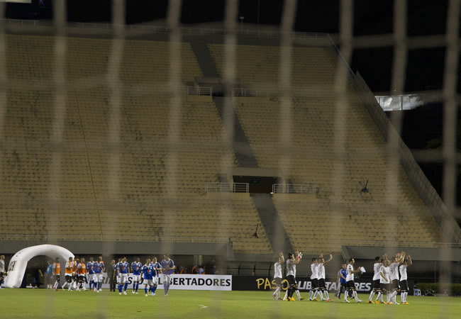 Los jugadores de Corinthians (i) y Millonarios (d) ingresan al campo de juego. Foto: EFE