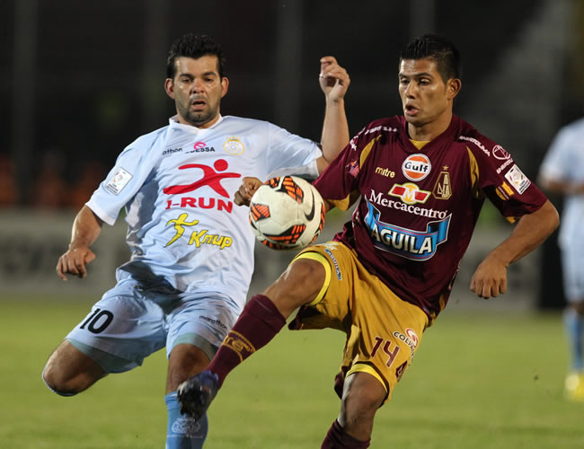 El jugador Fabio Ramos (i) del Real Garcilaso de Perú disputa un balón con David Valencia (d) del Deportes Tolima. Foto: EFE