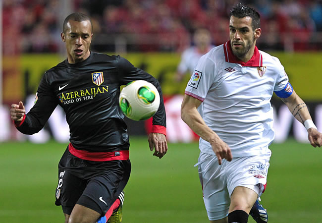 El delantero del Sevilla FC Álvaro Negredo (d) pelea un balón con el brasileño Joao Miranda, del Atlético de Madrid. Foto: EFE