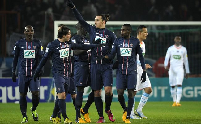 El jugador del Paris Saint-Germain Zlatan Ibrahimovic (C) es felicitado por sus compañeros ante el Olympique de Marsella. Foto: EFE