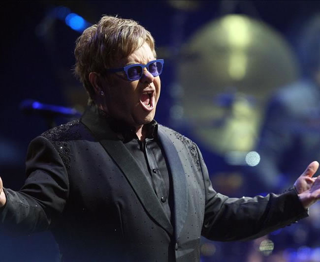 El cantante británico Elton John se presenta durante la quinta noche de la edición 54 del Festival Internacional de Viña del Mar (Chile). Foto: EFE