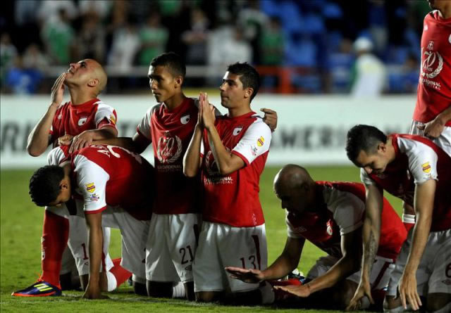 Jugadores de Independiente Santa Fe en una definición por penales. Foto: EFE