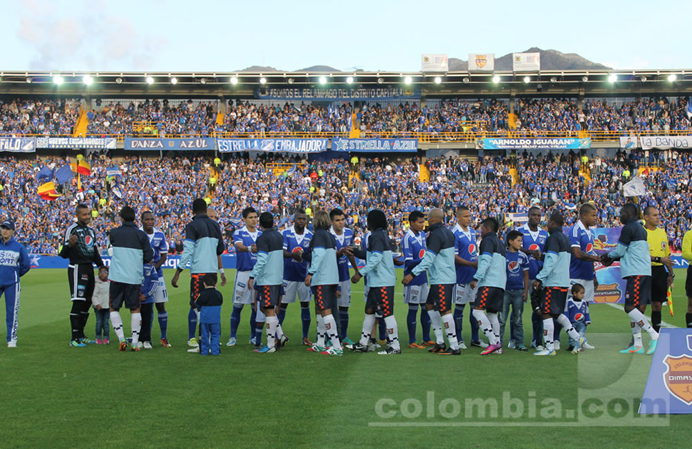 Los jugadores se saludan antes del inicio del partido. Foto: Interlatin
