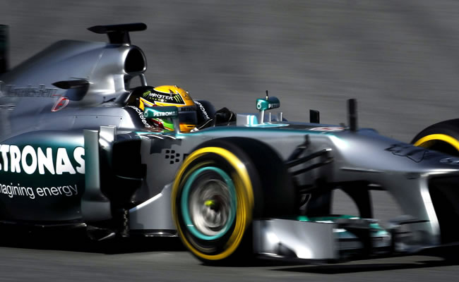 El piloto británico de Mercedes GP, Lewis Hamilton, conduce su monoplaza durante la tercera jornada de entrenamientos en el Circuit de Catalunya en Montmelo (Barcelona). Foto: EFE