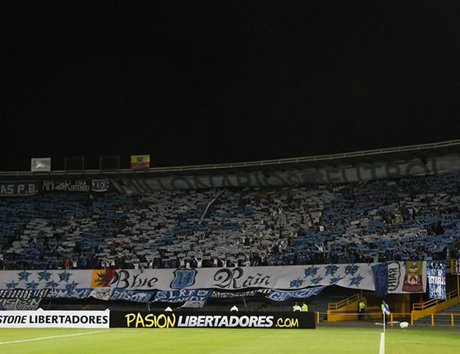 Espectáculo de los fanáticos de Millonarios antes del inicio del partido. Foto: Interlatin