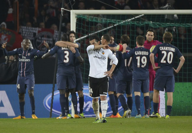 El centrocampista argentino del Valencia CF, Tino Costa (c), muestra su decepción tras quedar eliminado ante el PSG. Foto: EFE