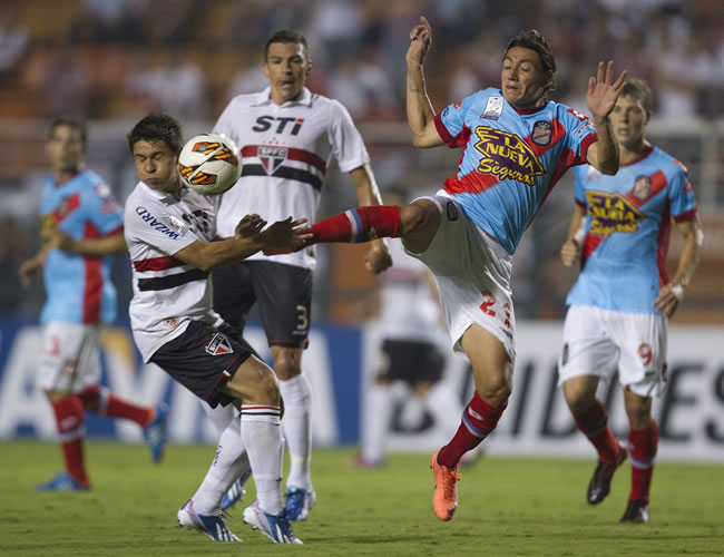El jugador de Sao Paulo Osvaldo (i) disputa el balón con Pablo Luguercio (d), de Arsenal. Foto: EFE