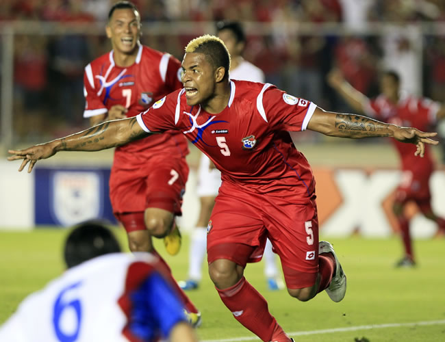 El jugador de Panamá Román Torres celebra una anotación ante Costa Rica. Foto: EFE