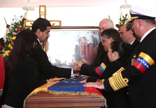 Maduro jura lealtad 'hasta la muerte y eternidad' frente a cadáver de Chávez. Foto: ABI