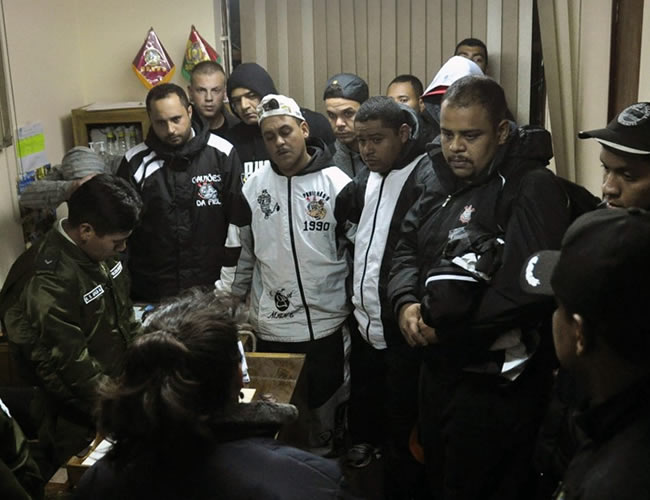 Aficionados de Corinthians detenidos en Bolivia. Foto: EFE