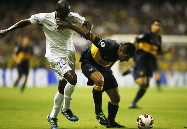 El colombiano Efrain Cortes (i) del Nacional marca a Lucas Viatri (d) del Boca Juniors. Foto: EFE