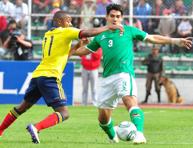 Dorlan Pabón de Colombia (i) disputa el balón con Sergio Gutiérrez de Bolivia (d). Foto: EFE