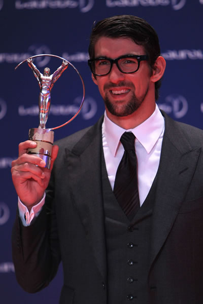 El nadador estadounidense Michael Phelps con su premio. Foto: EFE