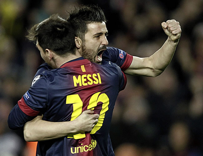 El delantero de F.C. Barcelona Lionel Messi (i) celebra con su compañero David Villa el gol que ha marcado al AC Milan. Foto: EFE