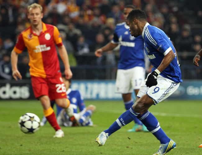 El jugador del Schalke, Michel Bastos (c), anota ante Galatasaray. Foto: EFE