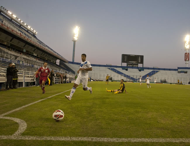 El jugador Sebastián Domínguez de Vélez Sarsfield corre tras el balón durante el partido que juegan ante Peñarol. Foto: EFE