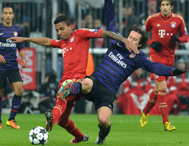 El jugador del Bayern Munich Luiz Gustavo (i) ante Tomas Rosicky (d) del Arsenal. Foto: EFE