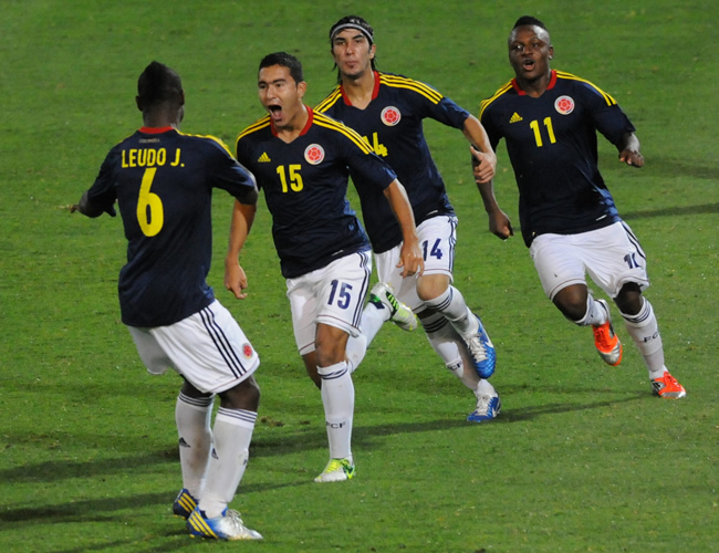 El jugador de Colombia Juan Pablo Nieto (15) celebra con sus compañeros un gol ante Ecuador. Foto: EFE