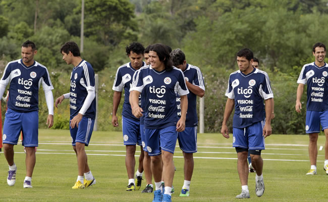 Un grupo de jugadores de la selección paraguaya de fútbol realizan una práctica en la localidad de Ypané, a 27 kilómetros de la capital paraguaya. Foto: EFE