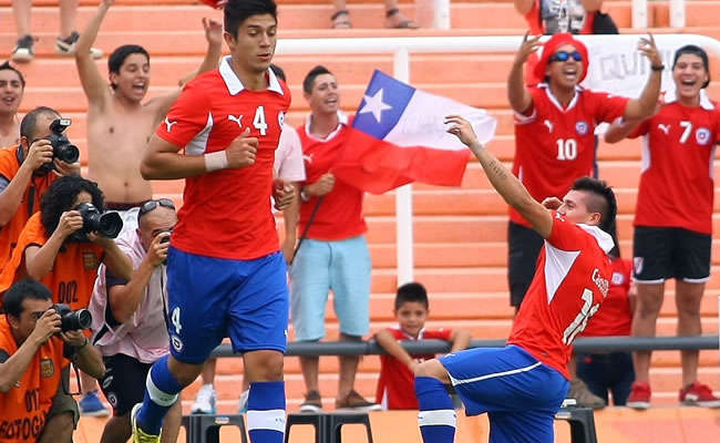 El juvenil Nicolás Castillo es convocado en Chile tras bajas por lesiones. Foto: EFE