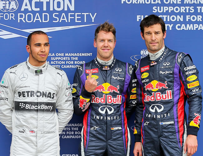 Los pilotos de fórmula 1 Sebastian Vettel de Red Bull celebra la pole position junto a Mark Webber (Red Bull) y Lewis Hamilton (Mercedes). Foto: EFE