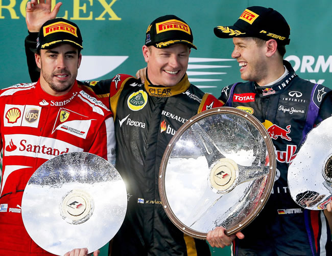El piloto Kimi Raikkonen de Lotus campeón del Gran Premio de Australia junto a Fernando Alonso (Ferrari) y Sebastian Vettel (Red Bull). Foto: EFE
