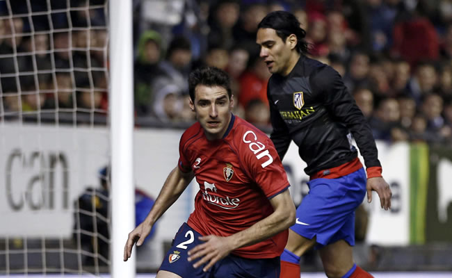 El delantero colombiano del Atletico de Madrid Radamel Falcao (d) y el defensa de Osasuna Marc Bertrán. Foto: EFE