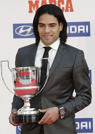 El goleador colombiano Falcao García con el Premio Marca. Foto: EFE
