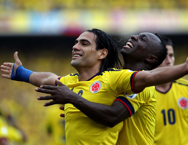 El delantero Falcao García (i) celebra con Pablo Armero un gol para Colombia. Foto: EFE