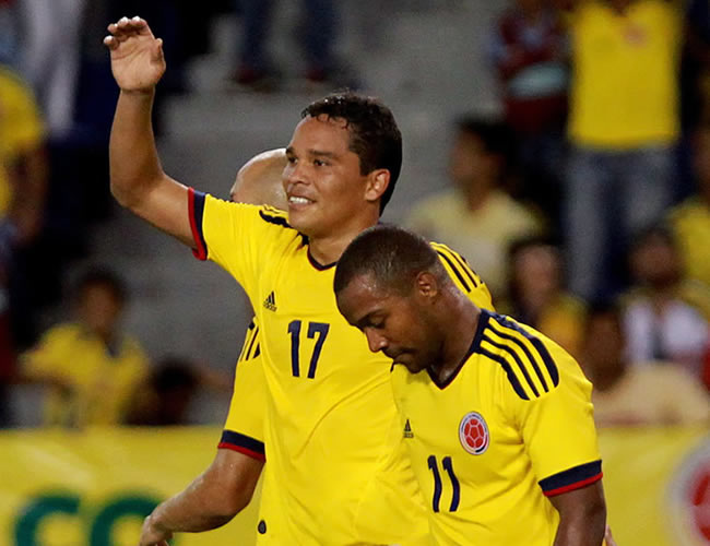 El delantero Carlos Bacca (17) celebra un gol marcado para la Selección Colombia. Foto: EFE