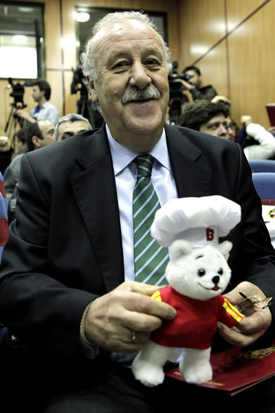El seleccionador de España, Vicente del Bosque, posa con una mascota de BIMBO, nuevo patrocinador de la roja. Foto: EFE